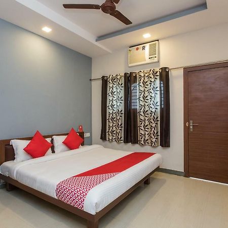 Oyo 17161 Hotel Mahalaxmi Uddzsaín Kültér fotó