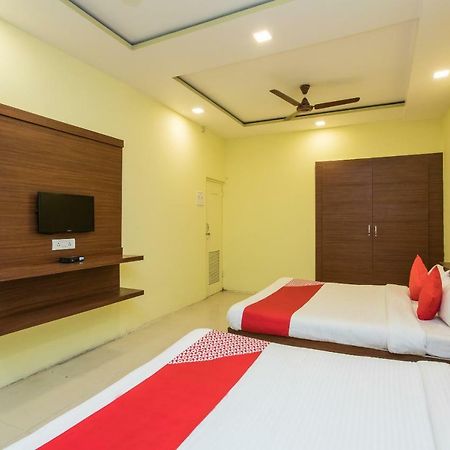 Oyo 17161 Hotel Mahalaxmi Uddzsaín Kültér fotó