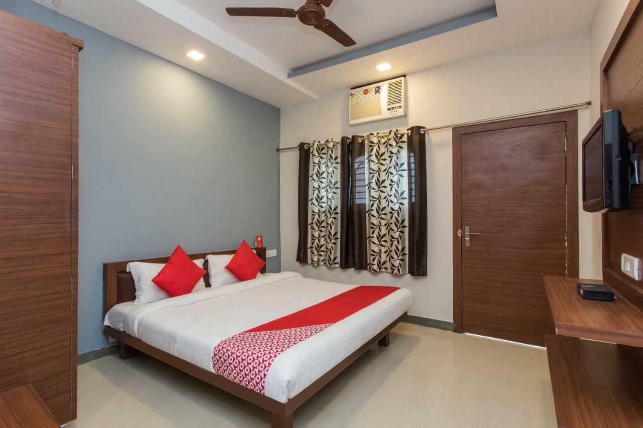 Oyo 17161 Hotel Mahalaxmi Uddzsaín Kültér fotó