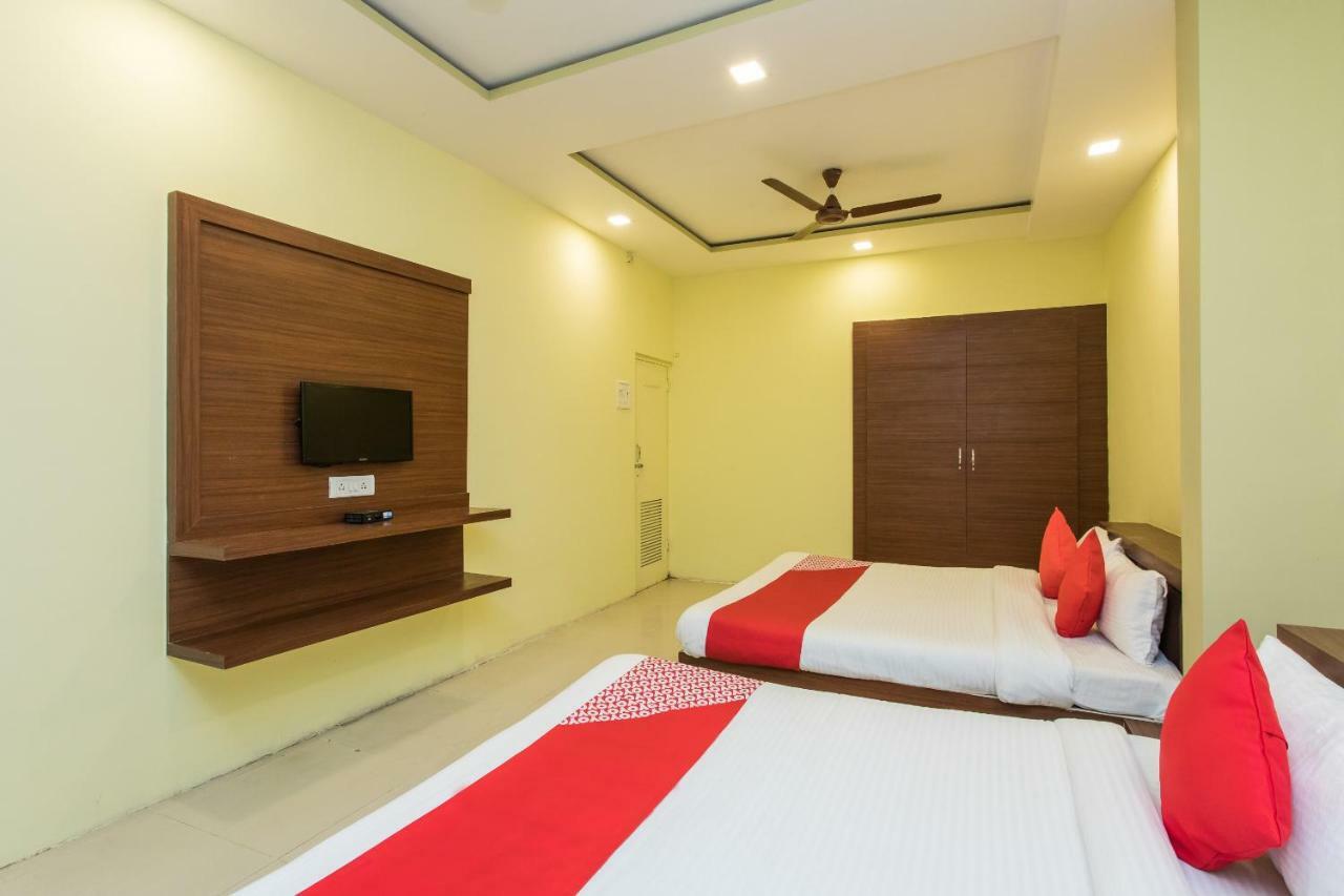 Oyo 17161 Hotel Mahalaxmi Uddzsaín Kültér fotó